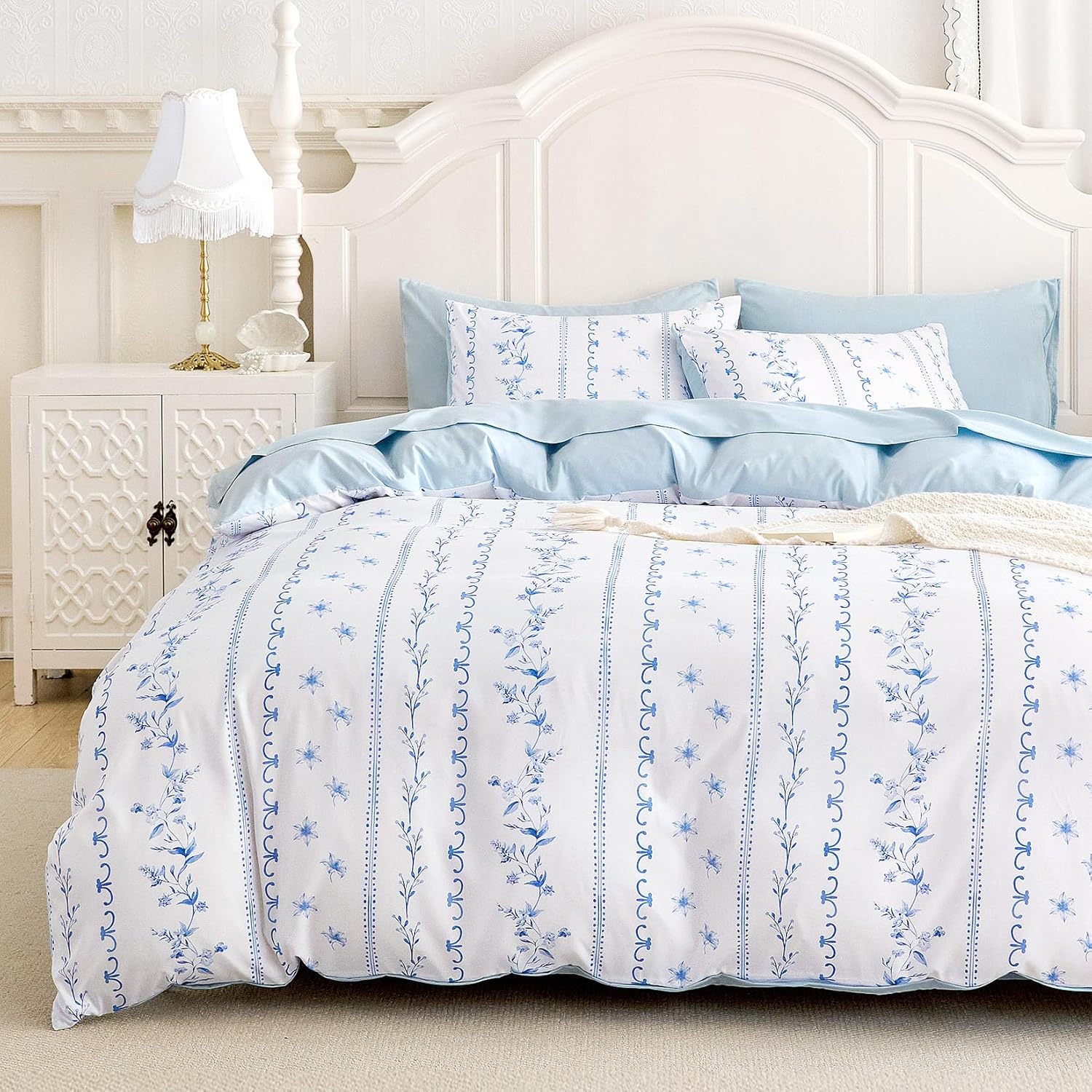 3-Piece Queen Blue White Floral Shabby Chic Lightweight Comforter Set